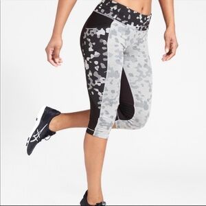 Athleta Leopard Print Be Free Knicker Capri Leggings Black/Gray Size XS